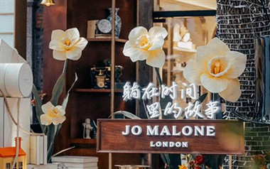 Гігантські стоячі паперові квіти в магазинах Jo Malone